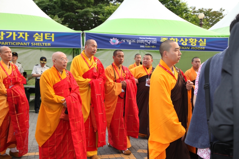 2012.06.11~16_ 세계불교도우의회(WFB) 학술포럼 항의하는중국스님